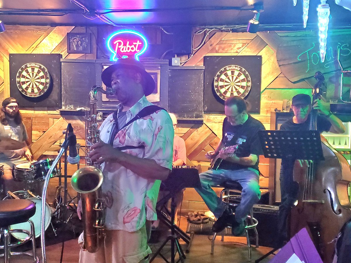 Tonystavern's tweet photo. ChaCha is here for happy hour today, then Tracy and Aly take over for JAZZ NIGHT! The Ted Harris Jazz Band will play for FREE, 8-10pm. Cheers! https://t.co/2v0tC5DQZy