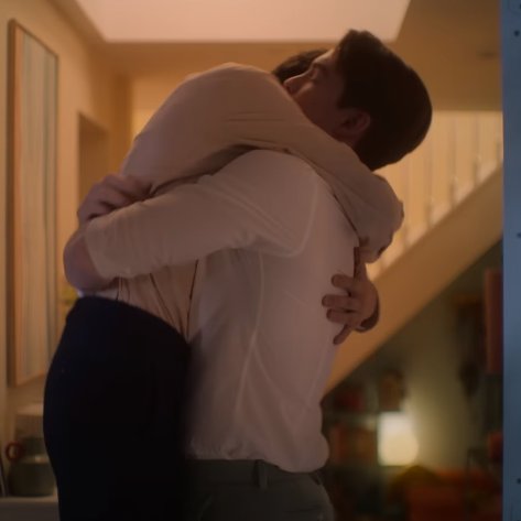 SabbiBou's tweet photo. Nick lifting his boyfriend up in his arms, as if Charlie is the one thing making him the happiest on earth... okay this might become my favourite thing soon 😭 #ilovethem #SOFUCKINGMUCH #heartstopper https://t.co/7TfmhAehKn