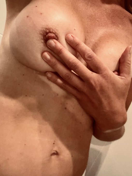 En kuk mellan mina br&ouml;st hade gjort mig glad 💦 https://t.co/2V82hwygEZ