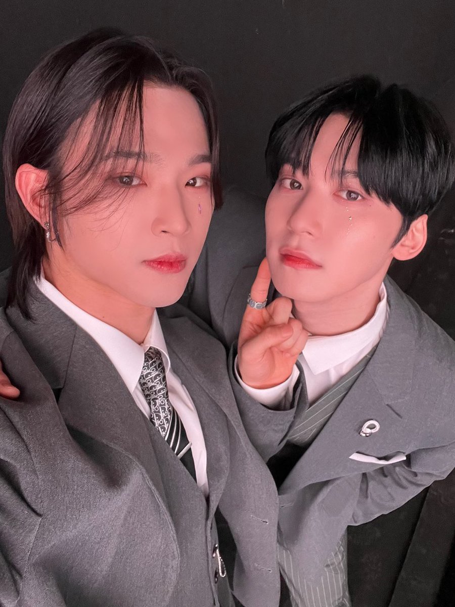official_ONEUS's tweet photo. [#건희]
우리 형 생일 축하해🎉
오늘도 하루종일
붙어있자🥰 https://t.co/FEIJriB5To