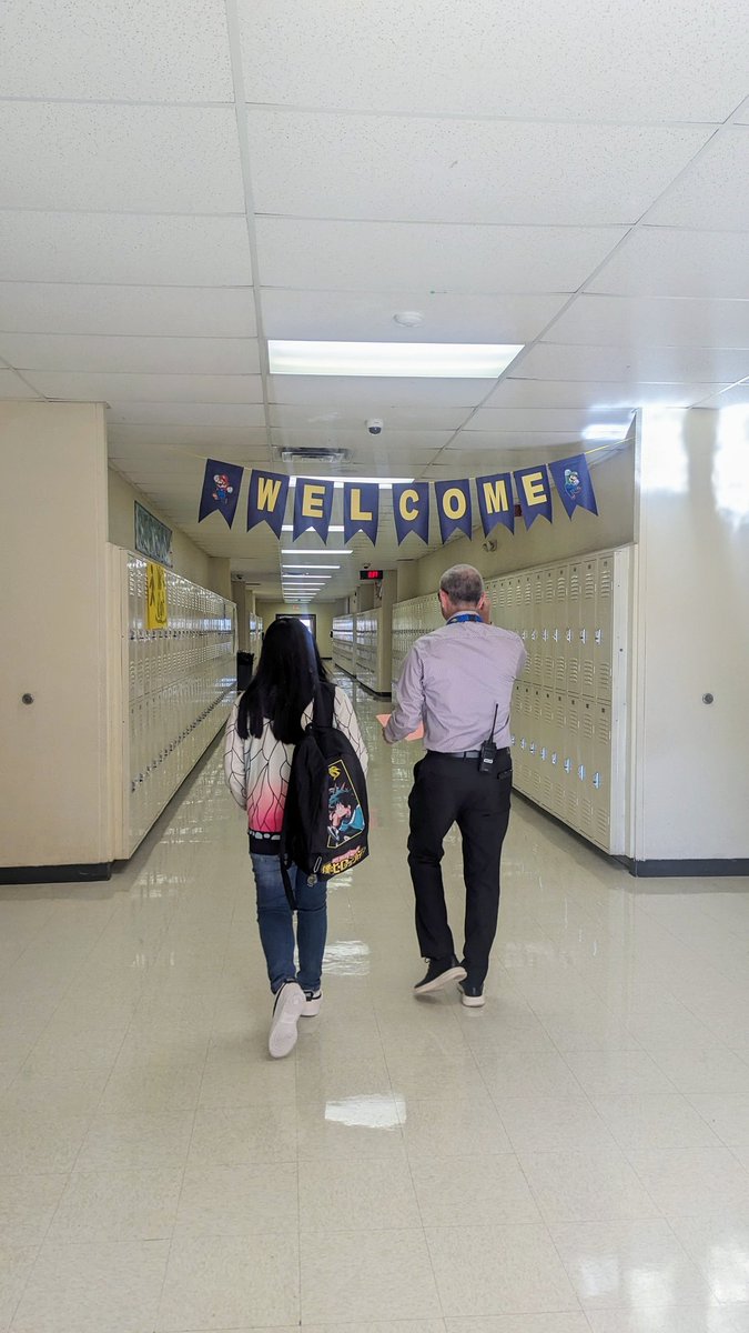 Alvarez_SEISD's tweet image. GEMS faculty and staff eagerly welcome 7th &amp;amp; 8th grade students on the first day of school! Teachers also began PLC work with a mental health check in &amp;amp; by learning classroom student demographics. #GEMSpride #SEISDPeoplePassionPurpose