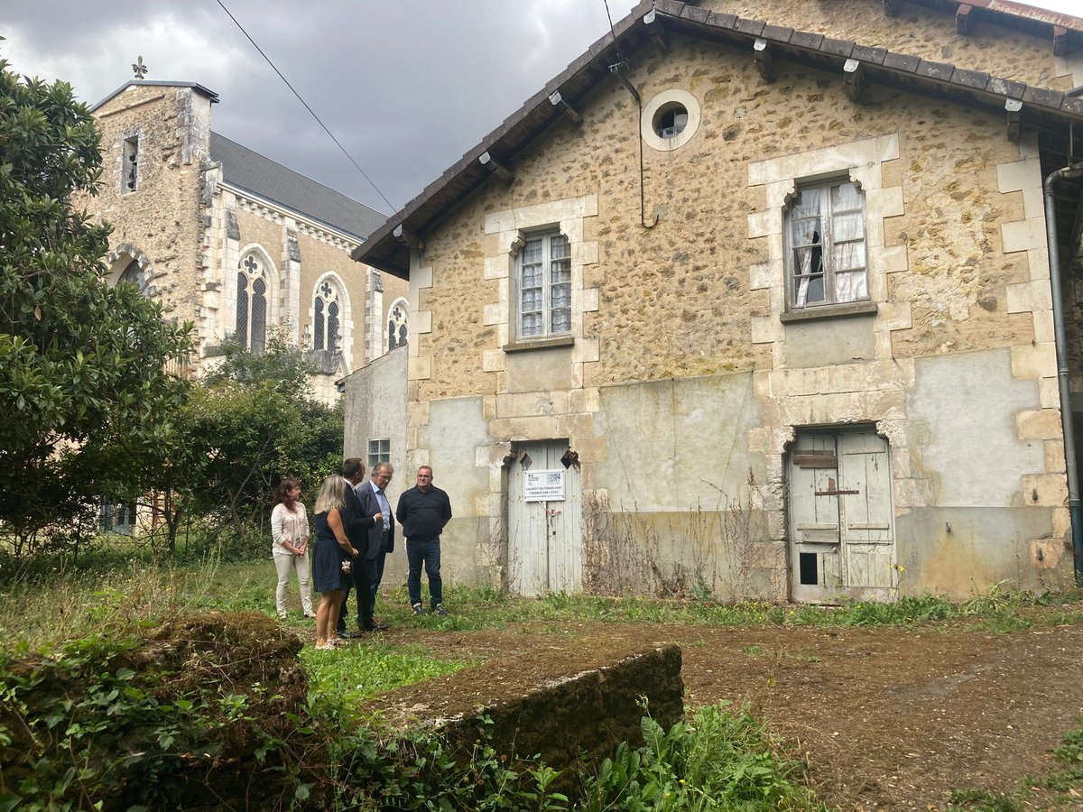 Prefet86's tweet photo. #FranceNationVerte🌱L’État soutient les collectivités
↪️2,5 M€ consacrés à la #RénovationEnergétique des bâtiments publics
👉@prefet86 s'est rendu sur le chantier de #Marcay : rénovation d'une maison d’habitation en gîte et #logement d’urgence
💰40 000 € de #FondsVert https://t.co/K2chq8jird