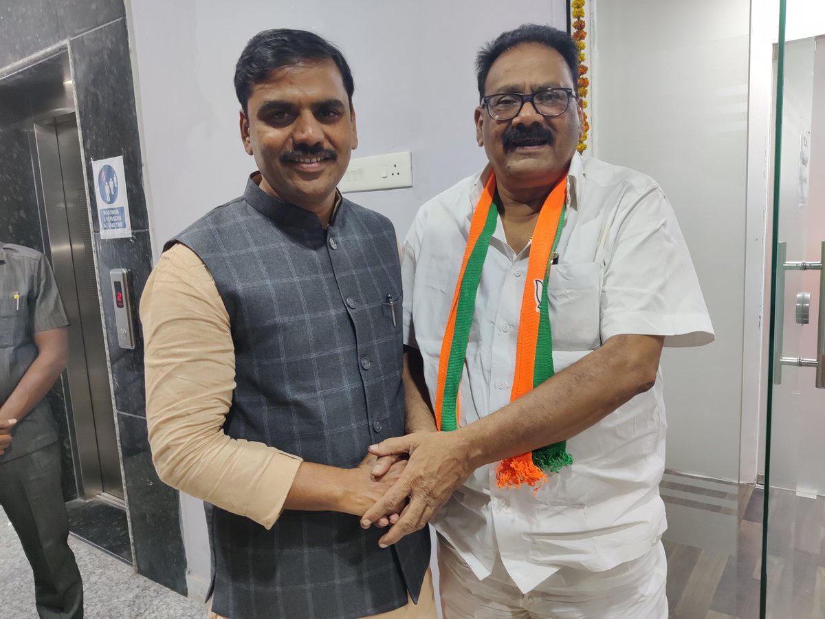 Annamsreenivas7's tweet photo. [7/25, 9:03 PM] Annam.Sreenivasarao: ఈరోజు విజయవాడ రాష్ట్ర పార్టీ ఆఫీస్ నందు జరిగిన రాష్ట్ర బిజెపి అన్ని మోర్చాల రాష్ట్�� నాయకులతో నూతనంగా రాష్ట్ర అధ్యక్ష పదవి చేపట్టిన గౌరవనీయులు శ్రీమతి దగ్గుబాటి పురందేశ్వరి గారి��ో సమావేశంలో పాల్గొన్న నేను నాతోపాటు పలువురు రాష్ట్ర నాయకులు https://t.co/h2IIapKg9W