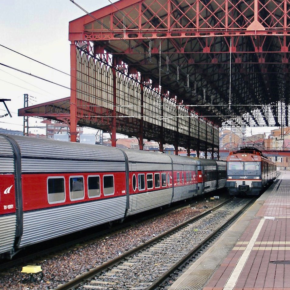AndreasWiede's tweet photo. #León 🇪🇸, April 2007: pictured is the daytime #Talgo service from #Barcelona. The consist composed of #TalgoIII stock will split here into two: the front part, named #Finisterre, will continue to #Coruña or #Vigo and the rear part, over the #Pajares Pass, as #Covadonga to #Gijón. https://t.co/RWODb5VTui