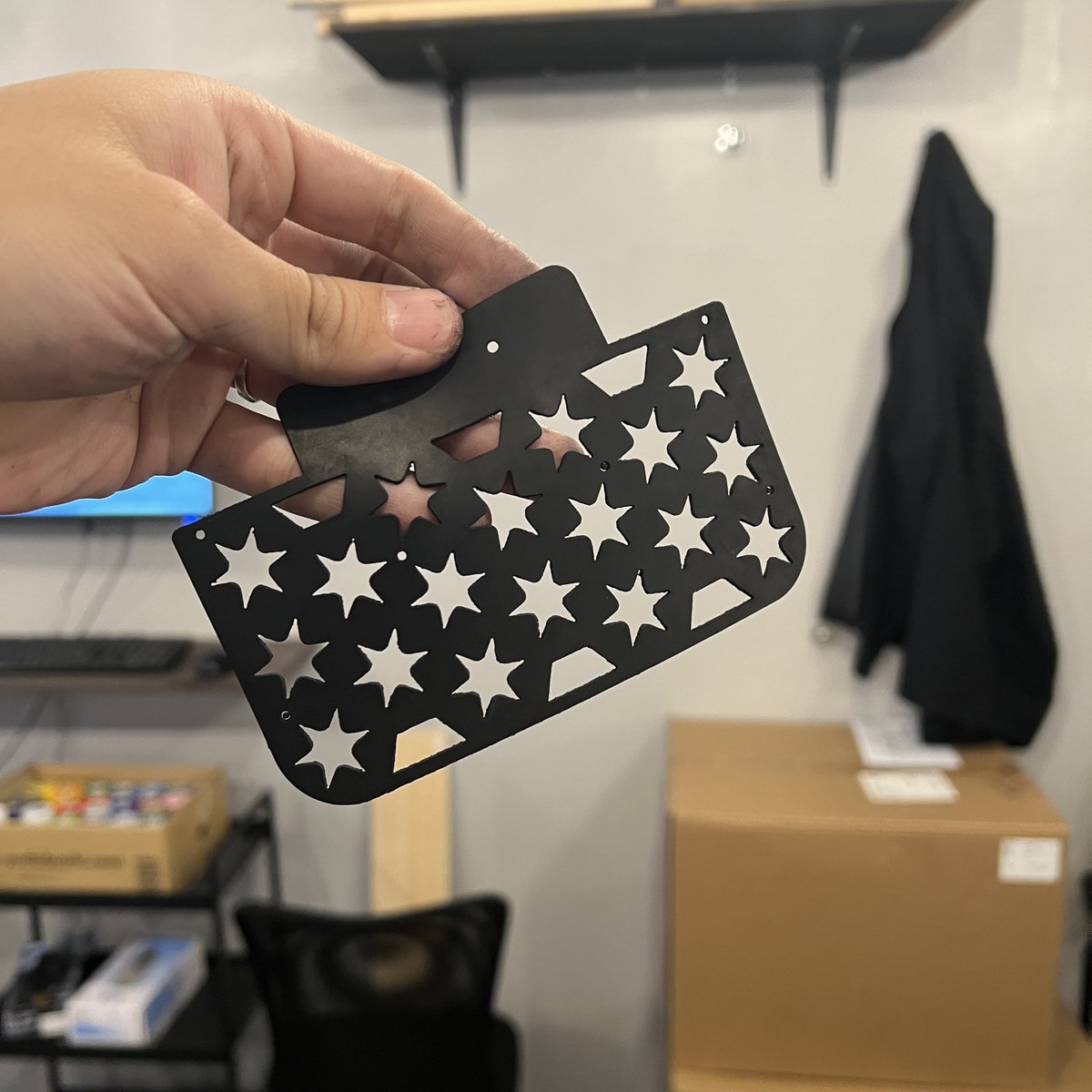 シリコンゴムが安定してカットできないから、NBR（ニトリルゴム）を起用したいなーと思うフシもあるけど、水槽の有害性みたいなので言及されたりしますか？

防水パッキン的なのもNBRかなと思ってるし、問題ないのかな〜と漠然と。どうでしょ。