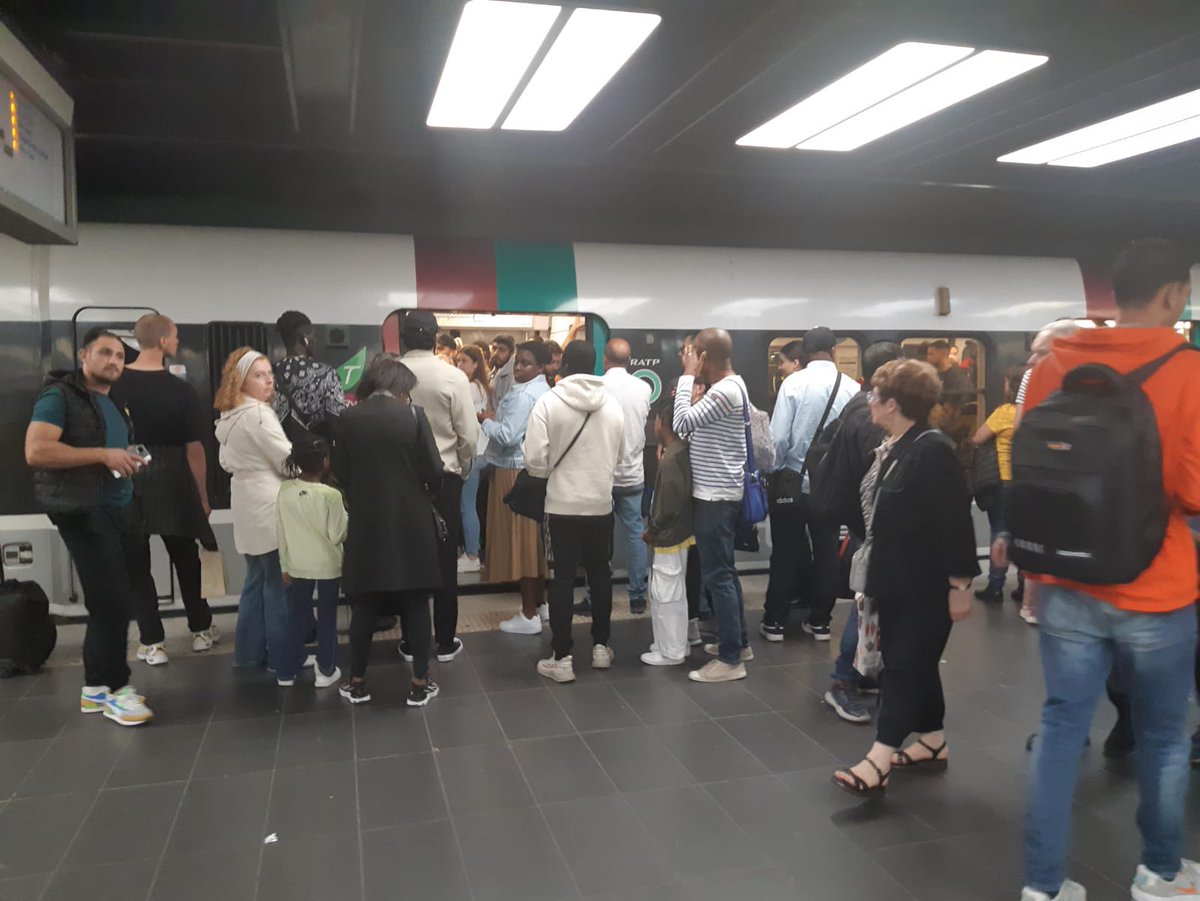 A l’instant, le quai de Châtelet déborde de monde pour monter dans le #RERB au point de laisser des usagers à quai.
Pourtant il n’y a pas de perturbations.
En cause : la diminution d’offre (40% de RER en moins) qui va bien au delà de la baisse de fréquentation un 25 juillet.