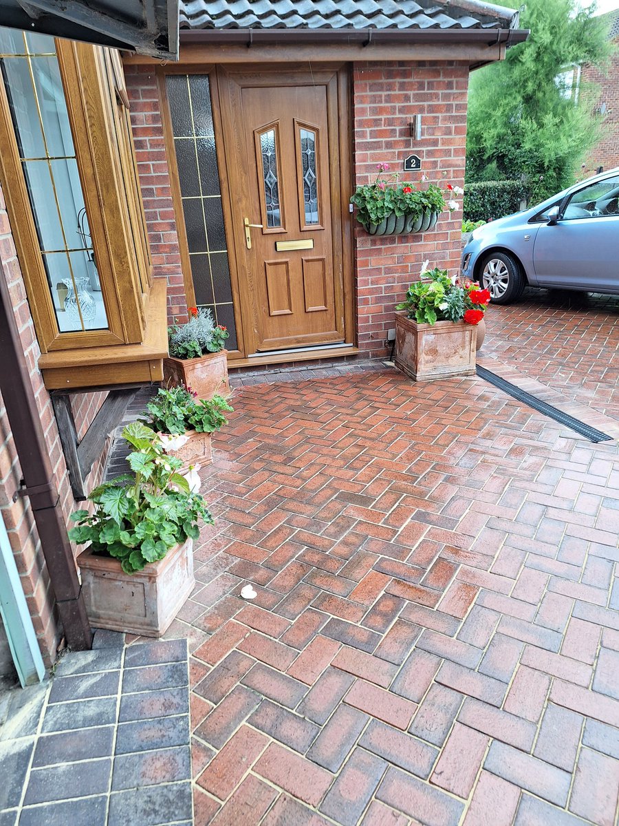 Driveway has had a spruce up. 
Power washed and re-sanded with kiln dried sand.
Looks like new after being laid around 25 years ago!
#ClayPaving
#NaturalProduct
#BaggeridgeWeinerberger