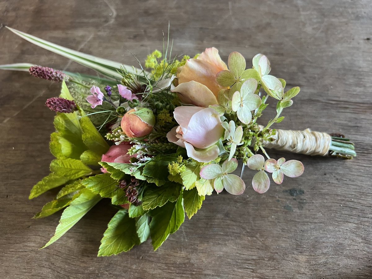 Over on the ‘tube this eve I show you how to make this little beauty x enjoy! #corsage #buttonhole #boutoniere #somersetflowers #somersetflorist #bruton #wincanton #somerset

youtu.be/NQBDfVjjC50