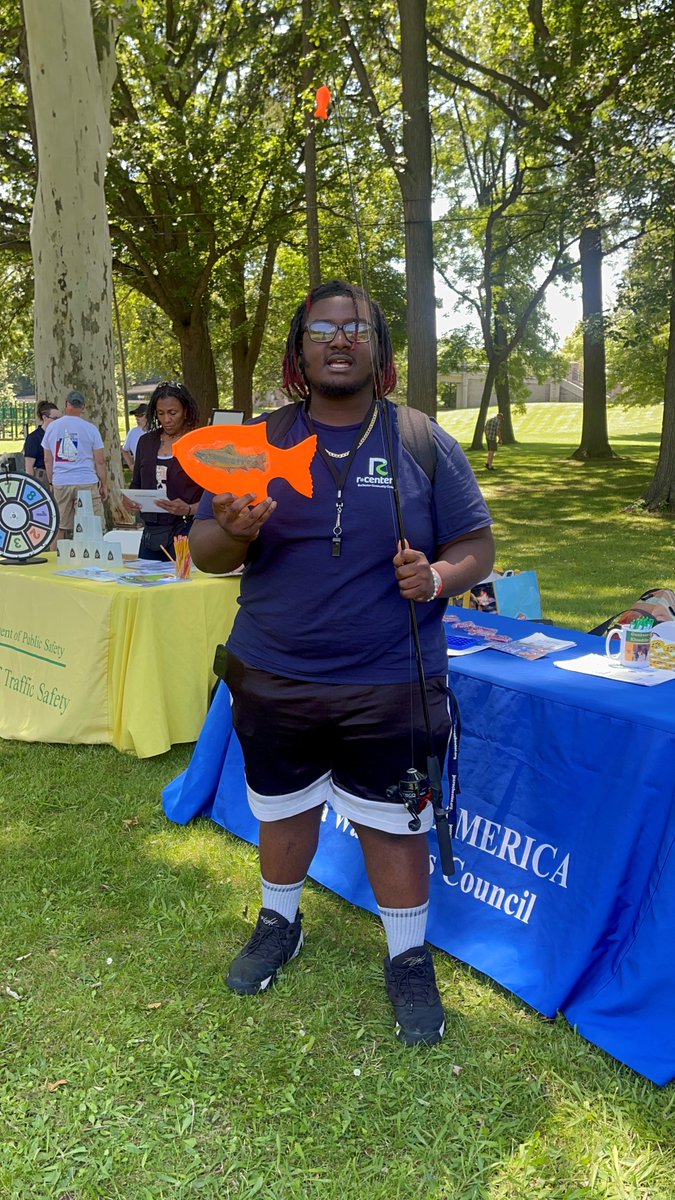 DRHS585's tweet image. Take a peek inside the R-Centers to see what the youth are up to! Youth participated in activities including painting a mural and planting in house flowers. Great job to our youth!

#AveD #Jackson #rcenters #summer #fun #youth