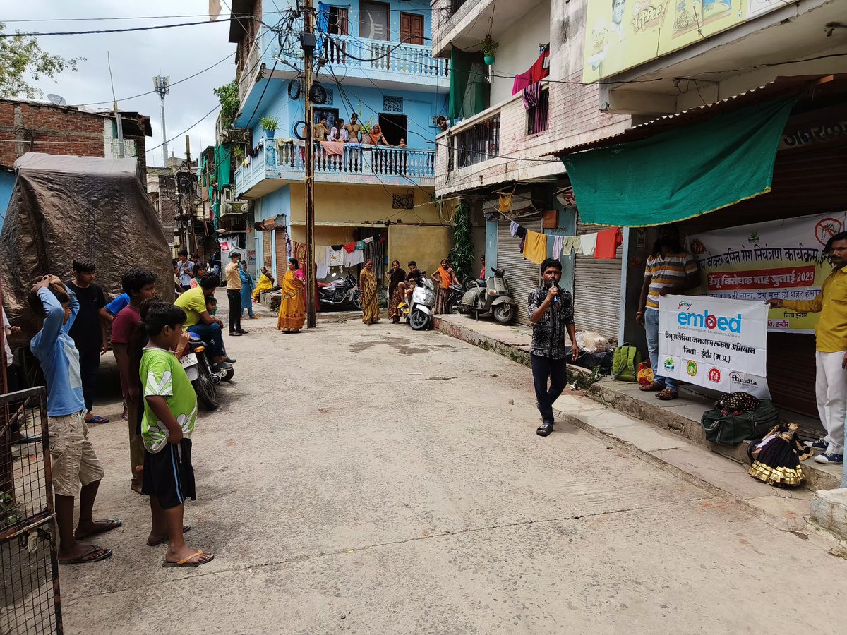 BalwantBhi56102's tweet photo. Embed के तहत @indore वार्ड-70malipura jhopadptti में  स्वास्थ्य अधिकारियों के साथ मिलकर नुक्कड़ कठपुतली नाटक के द्वारा रहवासियों को डेंगू मलेरिया की जानकारी दी गई
#EMbed2EndMalariya  @HimanshuJayswar
@Familyhealth
@Sksomya
@rajesh_amh
@Avdheshsingh_
@saurabhs4oct
@Daulat780Patel https://t.co/0HCQQdvOCK