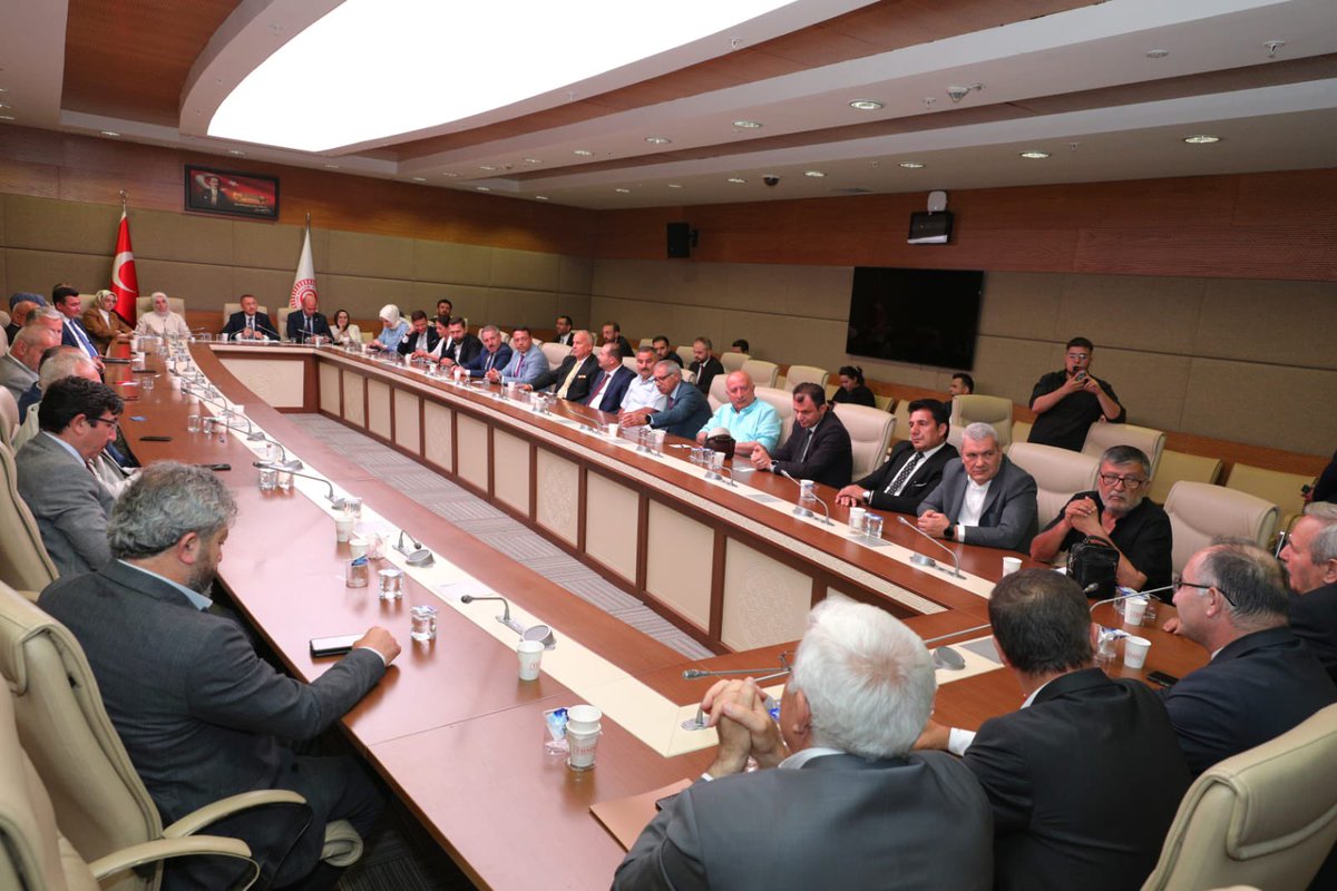 Gazi Meclisimizde Ankara Milletvekillerimiz ile birlikte şehrimizin İl Federasyon Dernek Başkanları ve Başkan Vekilleriyle bir araya geldik. 

Cumhurbaşkanımız <a href="/RTErdogan/">Recep Tayyip Erdoğan</a>’ın liderliğinde Türkiye Yüzyılı yolunda Ankaramız ve Ankaralı hemşehrilerimiz için el ele, omuz omuza