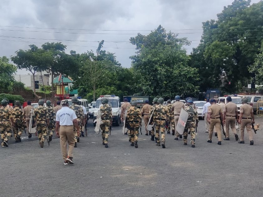 आगामी काळात होवू घातलेल्या सण-उत्सवानिमीत्य पोलीस स्टेशन कारंजा शहर पोलीस निरीक्षक श्री. दिनेशचंद्र शुक्ला यांचे तर्फे पोलीस अधिकारी व अंमलदारांचा Mock Drill (कुत्रिम अभ्यास) घेण्यात आला. 
<a href="/SP_Washim/">वाशिम पोलीस - Washim Police</a> 
<a href="/CollectorWashim/">Collector Washim</a> 
<a href="/InfoWashim/">जिल्हा माहिती कार्यालय वाशिम</a> 
<a href="/SdpoKaranjalad/">SDPO OFFICE KARANJA Lad</a>