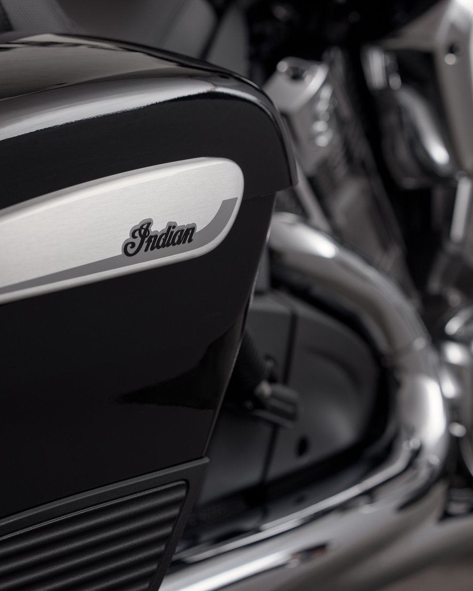 indianmotocycle's tweet photo. Premium style that stands alone. #ChallengerLimited

Get the best of both worlds. A chassis mounted fairing provides stable handling and class-leading wind protection, while the inverted front suspension and hydraulically adjustable Fox rear shock deliver precise handling. https://t.co/9eFKsOCKpx