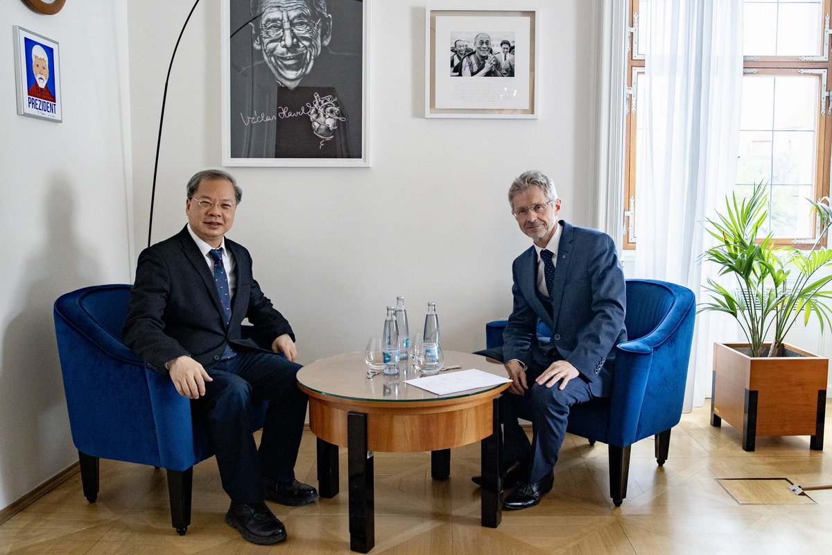 Po téměř 2 letech jsem v <a href="/SenatCZ/">Senát Parlamentu ČR</a> opět přivítal ministra a zároveň předsedu Národní rozvojové rady 🇹🇼 Kung Ming-hsina, který přiletěl novou přímou linkou z Tchaj-peje 🙂. Diskutovali jsme o již rozběhnuté spolupráci ČR a Taiwanu v oblastech vzdělání, vědy, výzkumu a byznysu 🧬 a