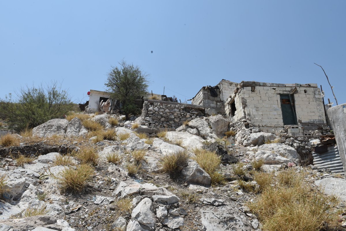 oscarbalmen's tweet photo. “¿Ves esa casa al fondo, la del techo caído?”, me pregunta Eme. "Ahí metíamos a los zetones que capturábamos del otro lado del cerro. Se los dábamos a los ‘carniceros’".

Eme es un miembro retirado del Cártel de Sinaloa en Coahuila. Entre sus muchas habilidades posee la de ubicar sin necesidad de un mapa cada una de las casas de tortura que hay en La Durangueña, pero como yo no sé a cuál de todas esas casuchas se refiere Eme me pide subir con él por el Callejón 11 dando zancadas hasta llegar a un cuarto que aún conserva dos sillones donde sus jefes se sentaban a drogarse y esperar a que les llevaran algún muchacho reclutado por Los Zetas.

“Todavía se ven los agujeros”, dice, mientras apunta a un muro de ladrillos dentro de la casa que servía como paredón. “De noche nomás oías los balazos secos —¡pum, bam!— y sabías que estaban rematando a chamacos de 14 o 15 años. Acá, en esos años, era lo normal”.

Eme habla en clave: “acá” es Torreón; “esos años” es entre 2003 y 2012; y “lo normal” es que el Cártel de Sinaloa y Los Zetas mataran tanta gente como si quisiera despoblar a La Laguna convirtiéndola en la región más letal del país.

Mi texto: https://t.co/ecqAVB1Nwe