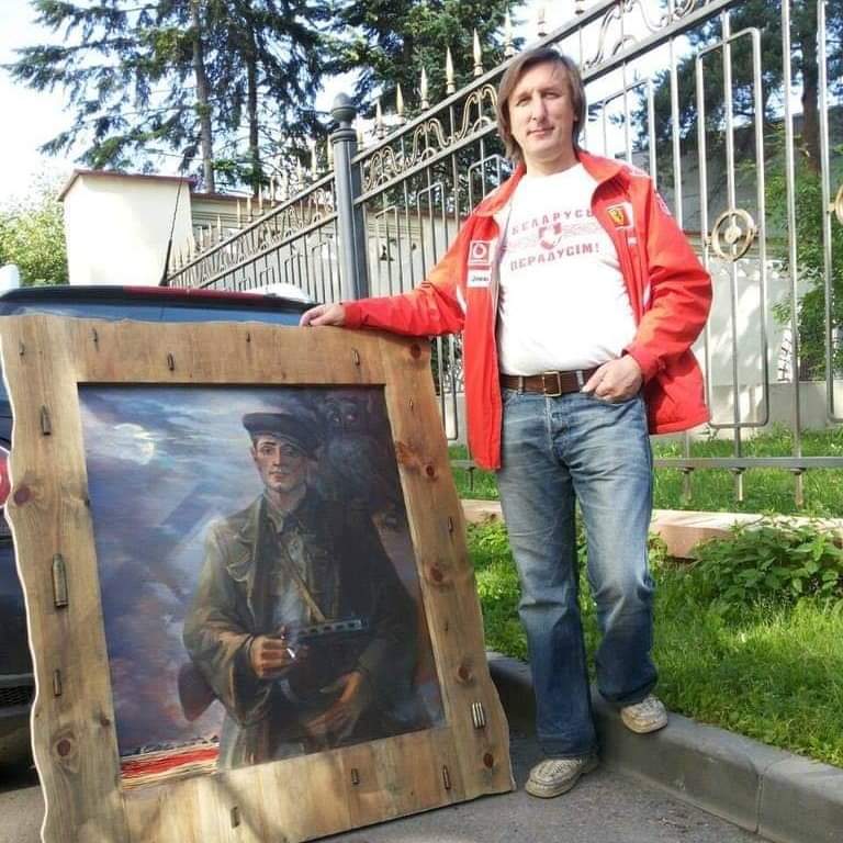Aleś Puszkin z portretem Auhiena Żychara. 🙏

#ŽyvieBielaruś 🙏

#AleśPuszkin #AuhienŻychar
