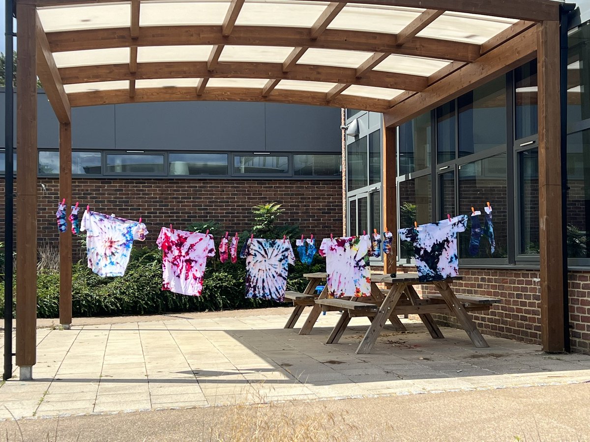 LSEATBBAO's tweet photo. The students at BBAO have enjoyed all the Summer School activities this week. Tie Dye, Bird Houses, Gardening, Terrariums and it’s only Tuesday :) #BBAO #Summerfun #sustainabilityproject #summerschool #semh https://t.co/7LrRfkmr9G