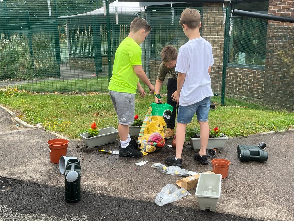 LSEATBBAO's tweet photo. The students at BBAO have enjoyed all the Summer School activities this week. Tie Dye, Bird Houses, Gardening, Terrariums and it’s only Tuesday :) #BBAO #Summerfun #sustainabilityproject #summerschool #semh https://t.co/7LrRfkmr9G