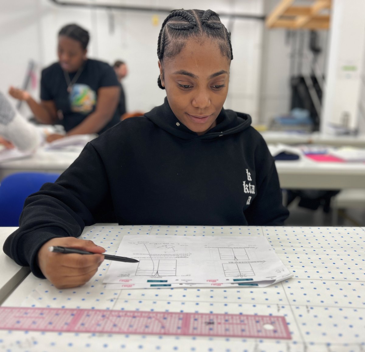 FTALondon's tweet image. 1 WEEK COUNTDOWN ⌚There is one more week until we start our first short summer courses. With the first 4-day Stitching and Upcycling Workshop selling out, make sure to grab your tickets for the remaining courses.

#fashiontechnologyacademy #patterncutting #fashionschool