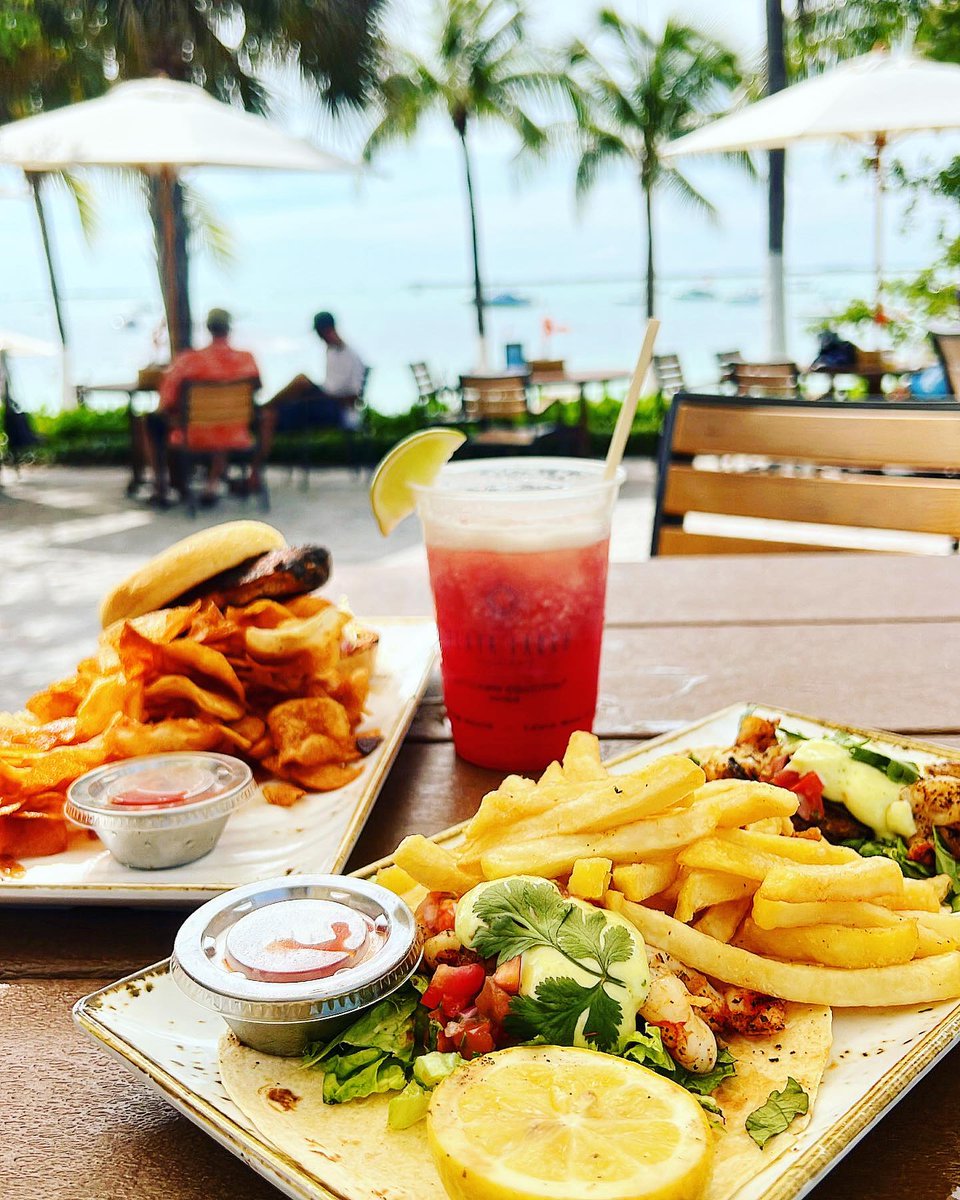 Lunch should be served with a view. 😎

📸: toriellotastings