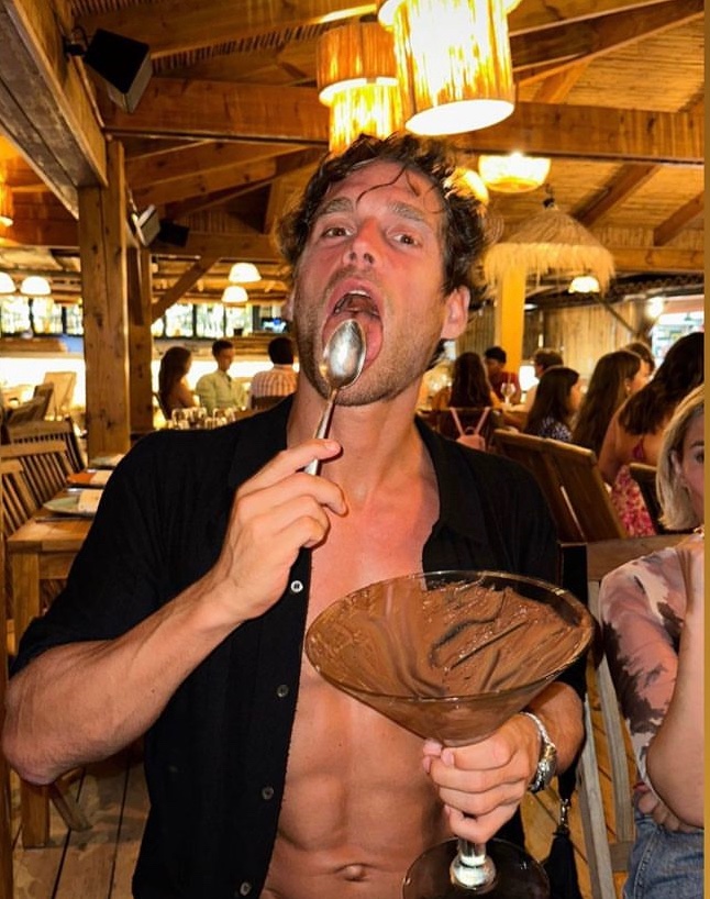 romsthinker's tweet image. daisycalloway via instagram: “he stole all my chocolate!!”