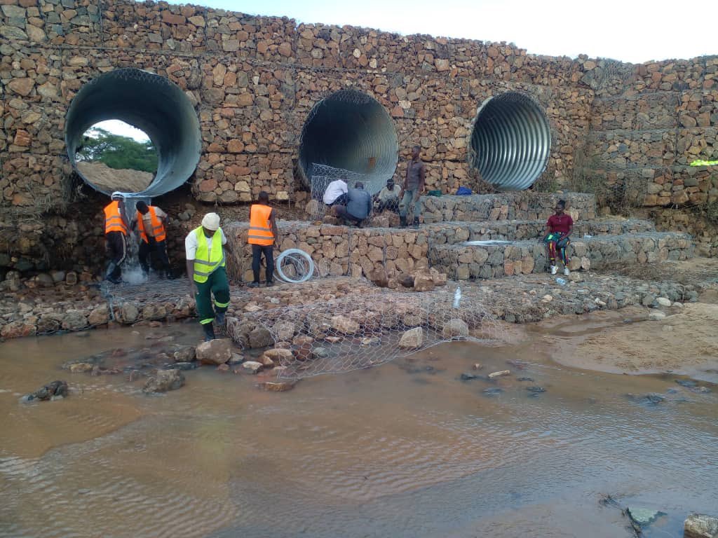RSsemugera's tweet image. Check out the incredible progress our station team in Moroto has made in repairing #Lolachat crossing along Nabilatuk—Angatun road and restoring connectivity! 🤙🏽

The section was severely affected by floods in the last rainy season. #InfrastructureRecovery 

#UNRAworks