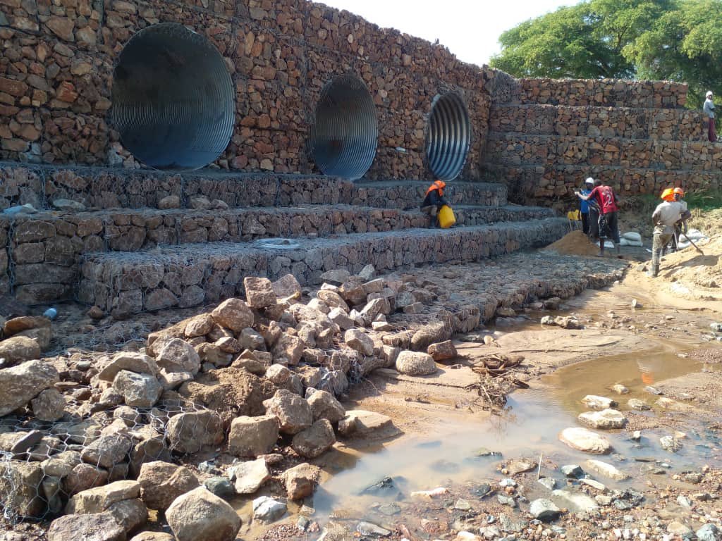 RSsemugera's tweet image. Check out the incredible progress our station team in Moroto has made in repairing #Lolachat crossing along Nabilatuk—Angatun road and restoring connectivity! 🤙🏽

The section was severely affected by floods in the last rainy season. #InfrastructureRecovery 

#UNRAworks