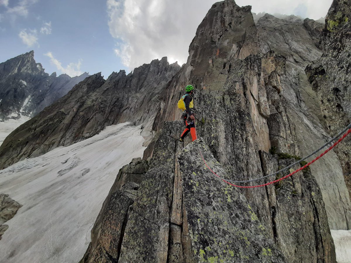 TulsonTolf's tweet photo. Aiguille de la République with TRAD climbing shoes + ALPIN VEST INVERNAL 💡 by @trepa.rocas 👓 #indomitableclimber #tulsontolf #rockclimbing #climbing #mountains #alpinrunning https://t.co/0lzCmtmQSN