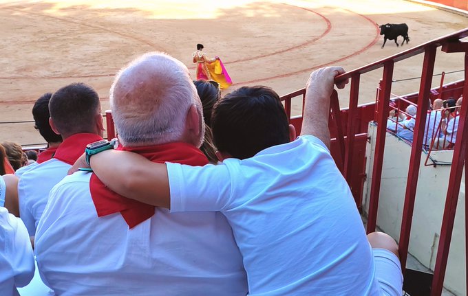 ftorodelidia's tweet photo. Hoy es el #DíadelosAbuelos. Gracias a ellos muchos somos aficionados a los toros. ¿Y tú?👴👦👧👵

La tauromaquia, una pasión que se transmite de abuelos a nietos💕

📸 @Elena_Salamanca https://t.co/EjDA9IKrcY