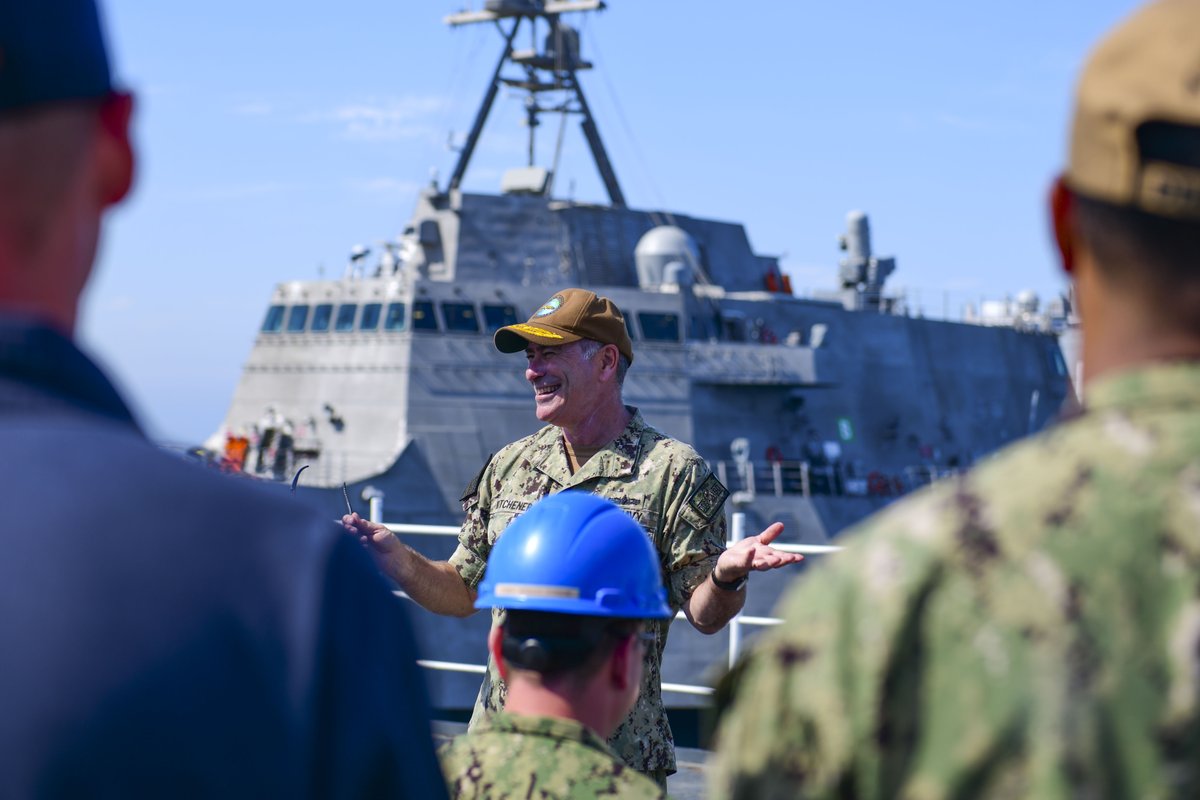 SurfaceWarriors's tweet photo. โ #SWOBOSS visits USS Chaffee โ
Vice Adm. Roy Kitchener, Commander, Naval Surface Force, U.S. Pacific Fleet, left, speaks with Sailors assigned to the Arleigh Burke-class guided missile destroyer USS Chafee (DDG 90) during a scheduled visit to the ship. https://t.co/wdFt1aKUY8