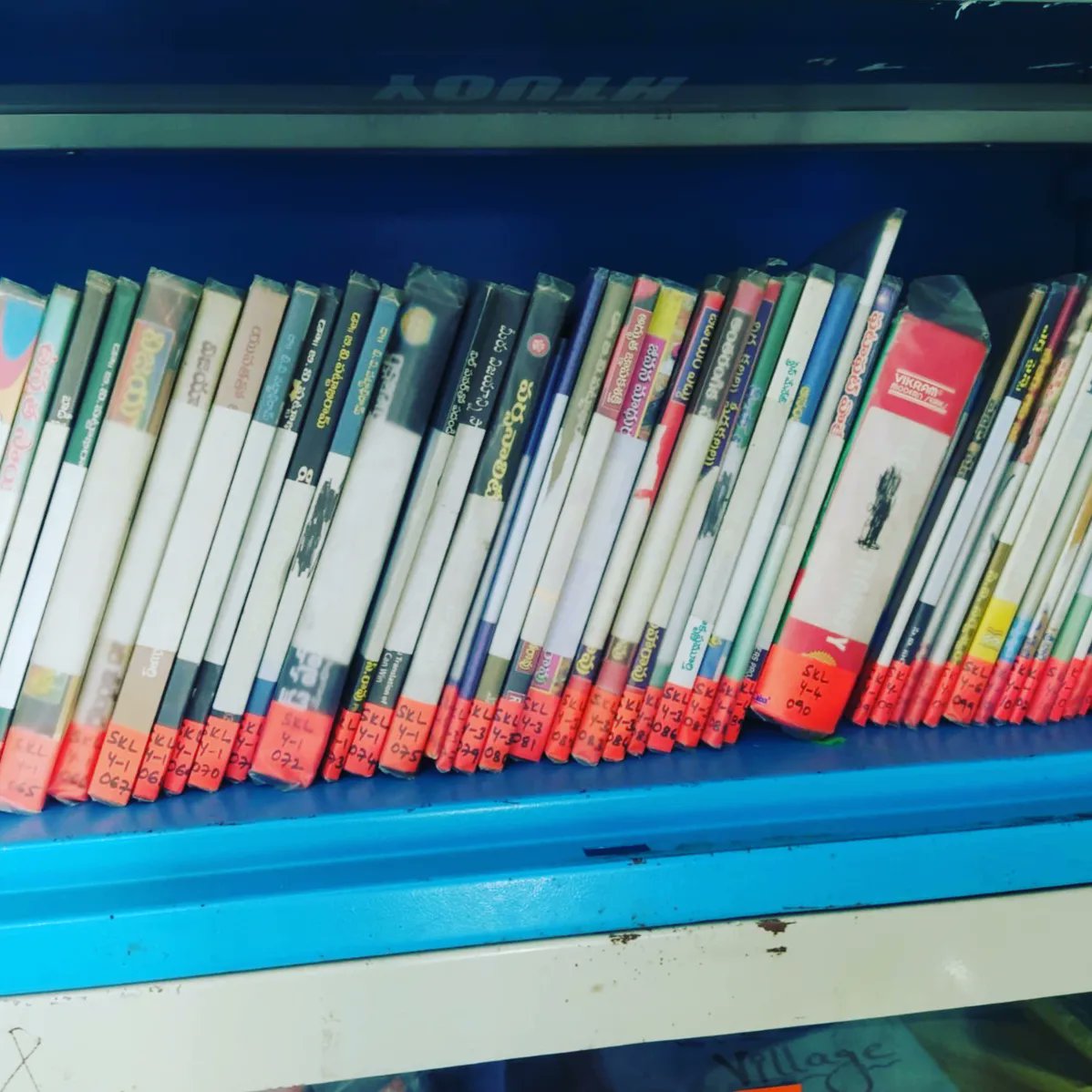 BibliobusFVF's tweet photo. La creación de nuevas bibliotecas sigue adelante!! Recientemente se ha incorporado la aldea de Sulekeri.  Ya se ha completado el proceso técnico de sus fondos. ¿No es genial? 👏👏❤️💐📚 #indianlibrary #bibliotecas @fvicenteferrer @FVFAndalucia @RDT_anantapur https://t.co/TD52L0al4a