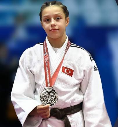 TeamTurkiye's tweet photo. 🥈Begümnaz'dan gümüş madalya!

🥋Maribor 2023 Avrupa Gençlik Olimpik Yaz Festivali'nde (EYOF) ülkemizi judo kızlar 44kg'da temsil eden Begümnaz Doğruyol, finalde İspanya'dan Marta Beorlegui Oses'e mağlup olarak gümüş madalya elde etti.🇹🇷👏🏻 https://t.co/Cv5lLFdJmr