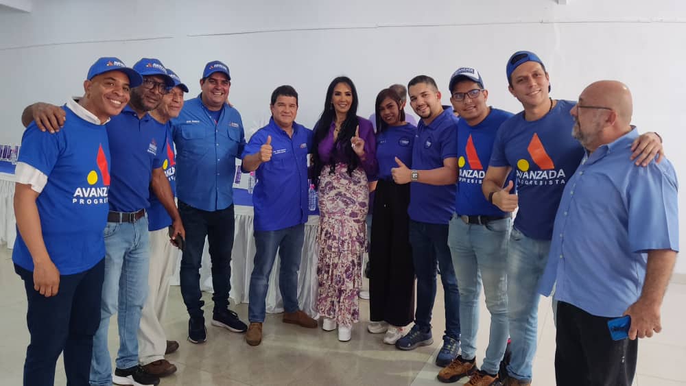 caridad_brito's tweet photo. Viva la nueva coalición! Que viva avanzada Progresista! Y que el todo poderoso bendiga a estos 3 partidos!! 💙🧡💛 https://t.co/pkyOlLEBal