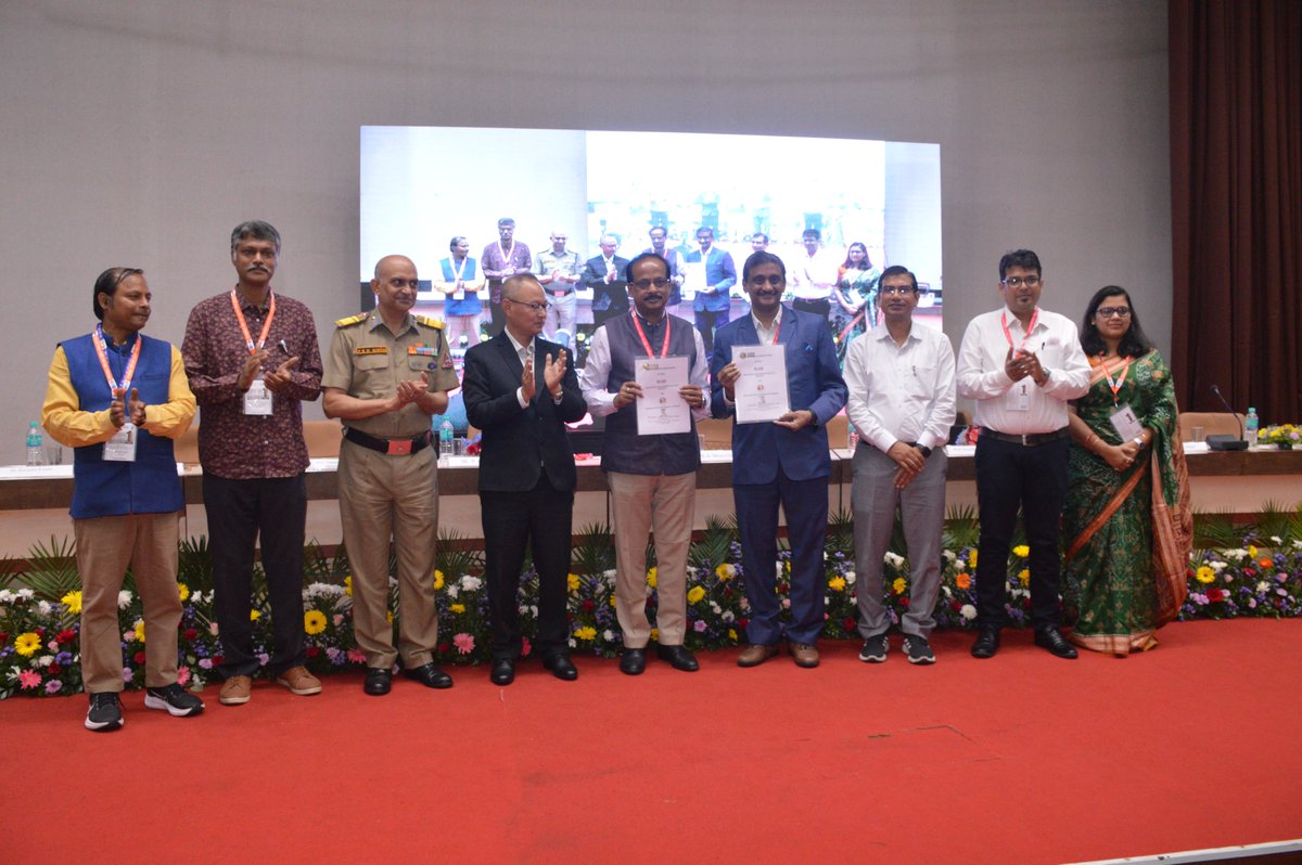 CSIRCRRI's tweet photo. The signing of the MoU on 7th & last day of #OneWeekOneLab in #Shillong between @IITGuwahati & CRRI opens doors to exciting collaborations & research opportunities in the field of transportation.
#OWOL #CSIR #CSIRInnovates #InnovativeTechnologies #RoadConstruction #IPConclave2023 https://t.co/zEakX19ogW
