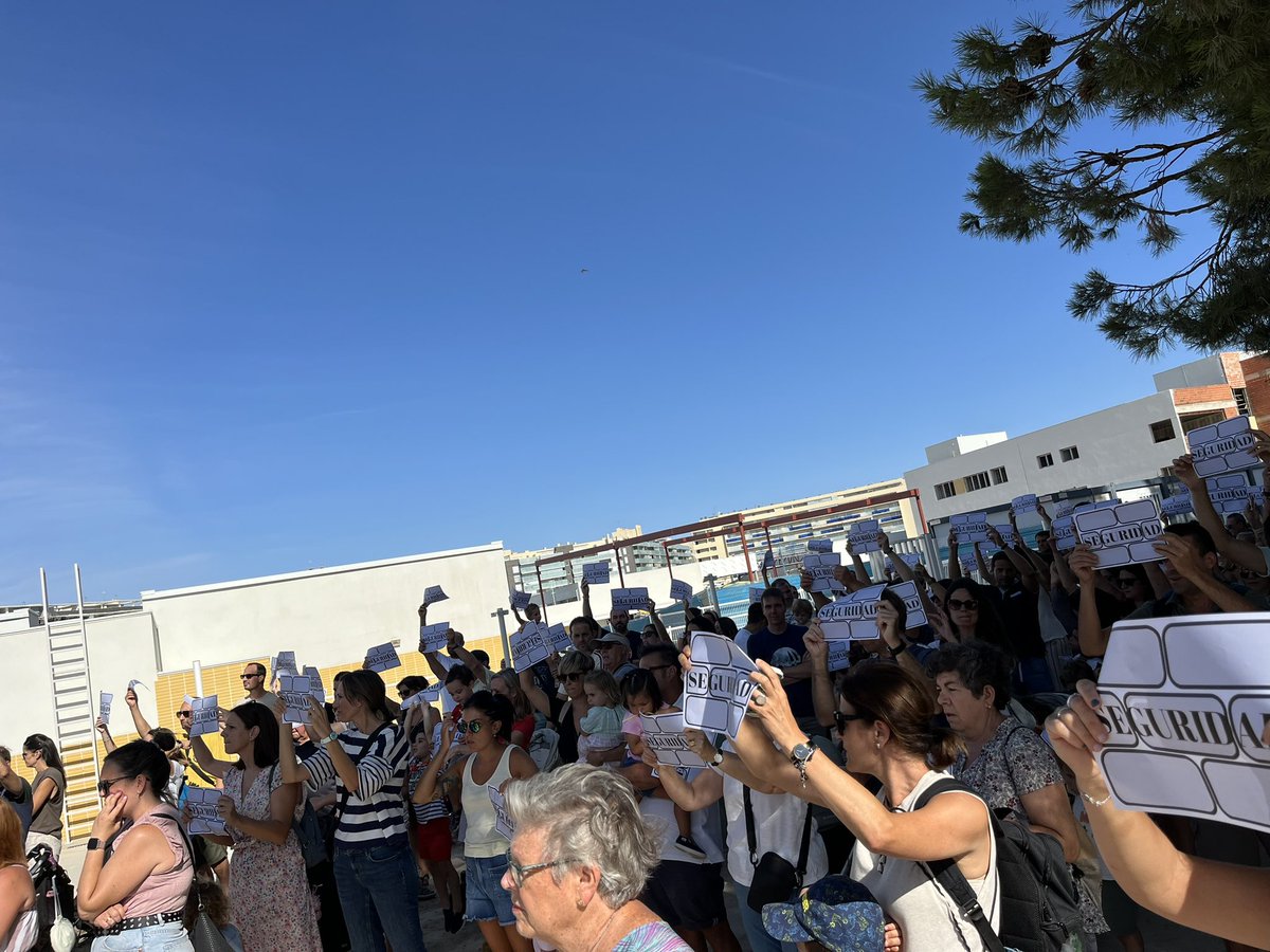 #porunmariazambranoseguro
<a href="/GobAragon/">Gobierno de Aragón</a> <a href="/felipefaci/">Felipe Faci Lázaro</a> 
<a href="/AMPACdelBosque/">AMPA Claros del bosque del CEIP María Zambrano</a> 
<a href="/AVParqueVenecia/">Asociación vecinal "Somos Parque Venecia"</a> 
<a href="/ChuecaNatalia/">Natalia Chueca</a> 
<a href="/zaragoza_es/">AyuntamientoZaragoza</a>