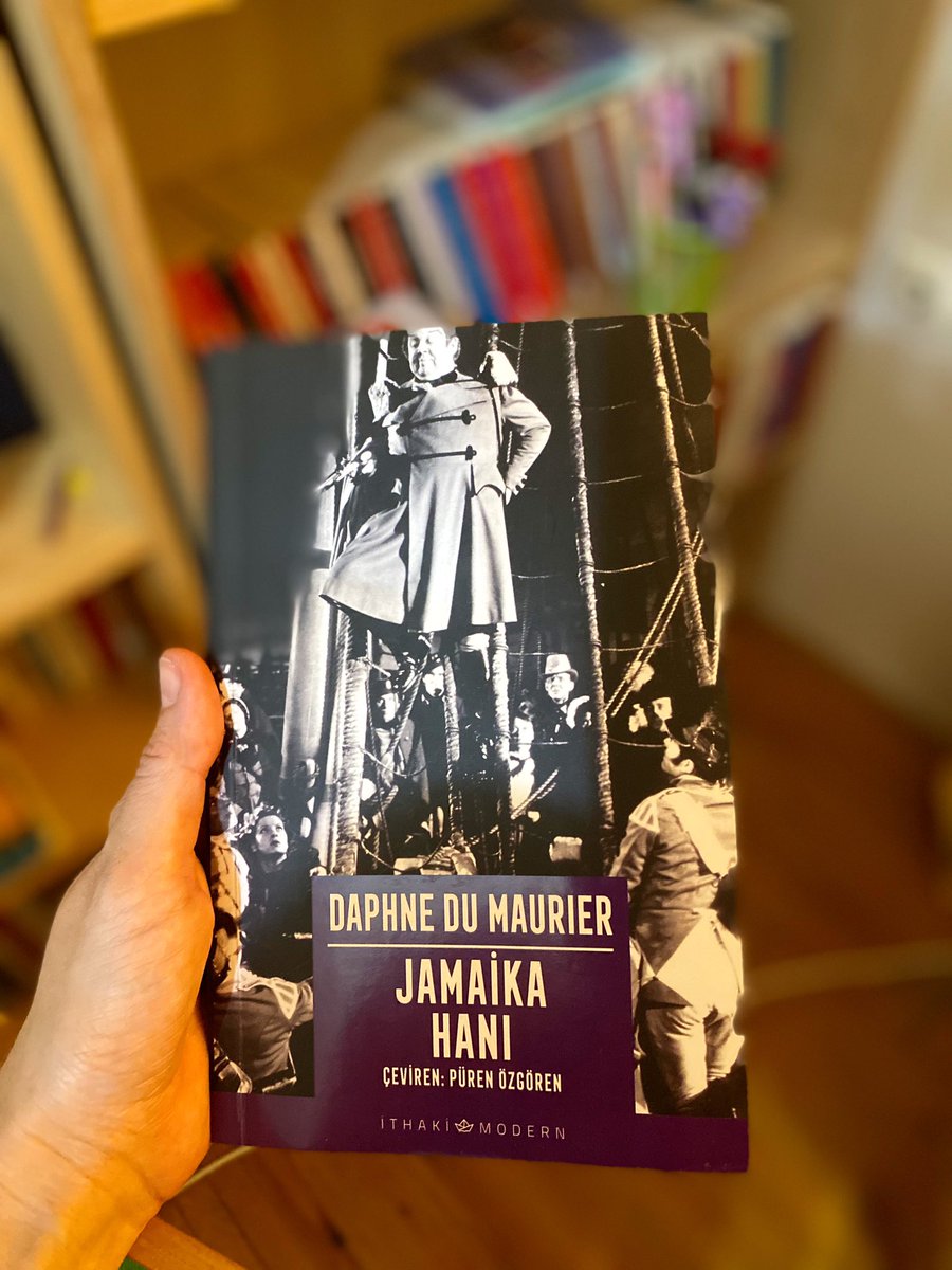 Tekinsizlik, kasvet, gerilim. 100 sayfa geride kaldı. Son büyük gotik romanlardan biri. #jamaikahani
#pürenögören çevirisi ile 🌸