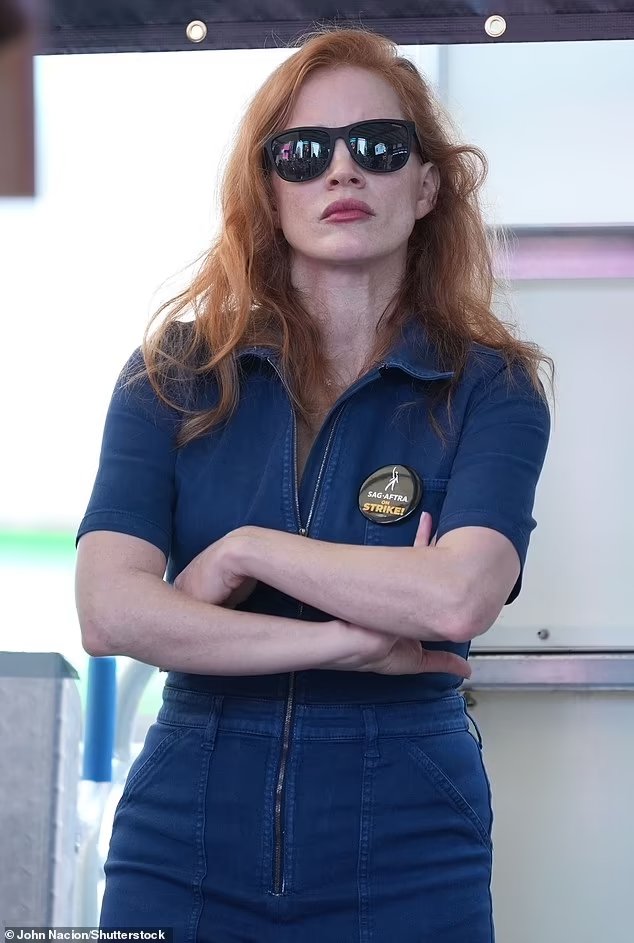 bestofchastains's tweet photo. Jessica Chastain joins the #SAGAFTRAstrike in New York today. https://t.co/KrridkEhWB
