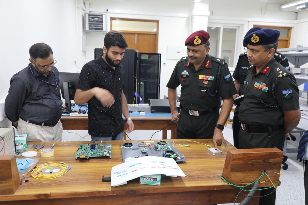 SAMEER_RnD's tweet photo. Interaction with Lieutenant Genral KH Gawas, Military College of Telecommunications Engineering (MCTE), Mhow,  for @SAMEER_RnD &amp; Indian Army collaboration, during his visit to SAMEER and Quantum Communication lab, IIT-M https://t.co/ZieW52djdw