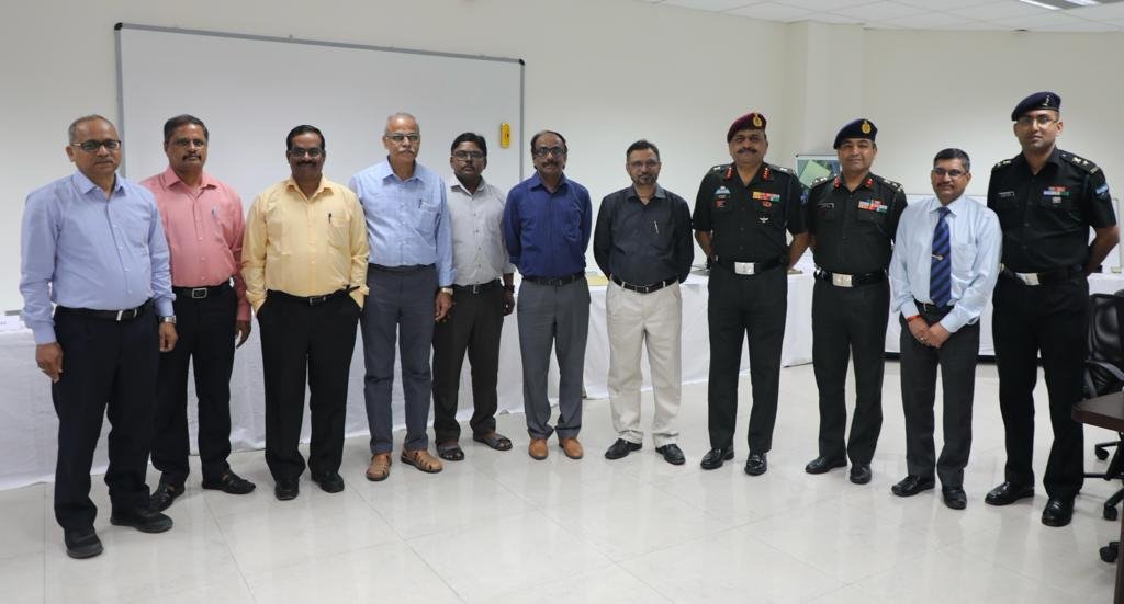 SAMEER_RnD's tweet photo. Interaction with Lieutenant Genral KH Gawas, Military College of Telecommunications Engineering (MCTE), Mhow,  for @SAMEER_RnD &amp; Indian Army collaboration, during his visit to SAMEER and Quantum Communication lab, IIT-M https://t.co/ZieW52djdw