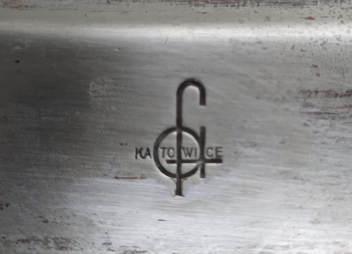 M_Laszczkowski's tweet photo. Kupiłeś stary platerowany półmisek do ryb z takim oto logotypem. Ktoś ma jakiś pomysł co to może być za restauracja? https://t.co/eIvypLjCoh