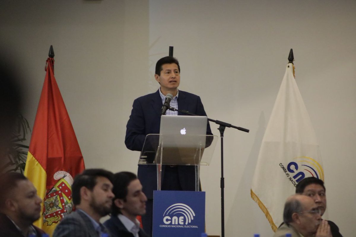 CNE_ElOro's tweet image. 🗳️| #StalinCardona, funcionario electoral, menciona que el #VotoTelemáticoEnElExterior permite el sufragio para los ecuatorianos empadronados en el exterior; añadió que puede hacerse a través de cualquier 📲 inteligente, computadora o Tablet que tenga conexión a internet 🛜.