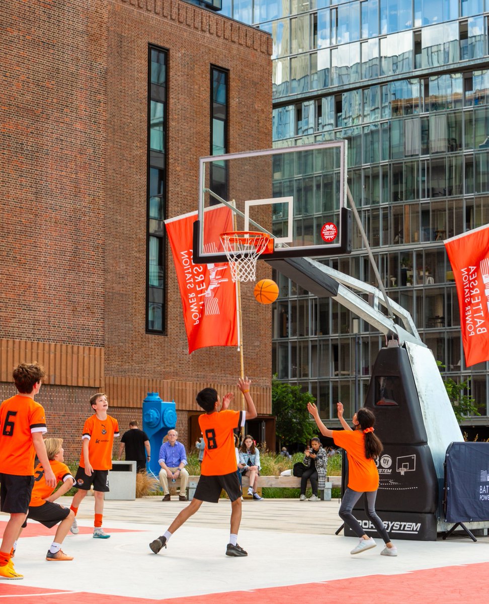 BatterseaPwrStn's tweet photo. Let’s go @FCBattersea! Our local football team visited The Battersea Games last week and were the very first to try our brand new basketball court. The young team also tried a HIIT session with BMF Urban Battersea and more 🧡

#BatterseaPowerStation #FCBattersea https://t.co/OXrDQhayoz