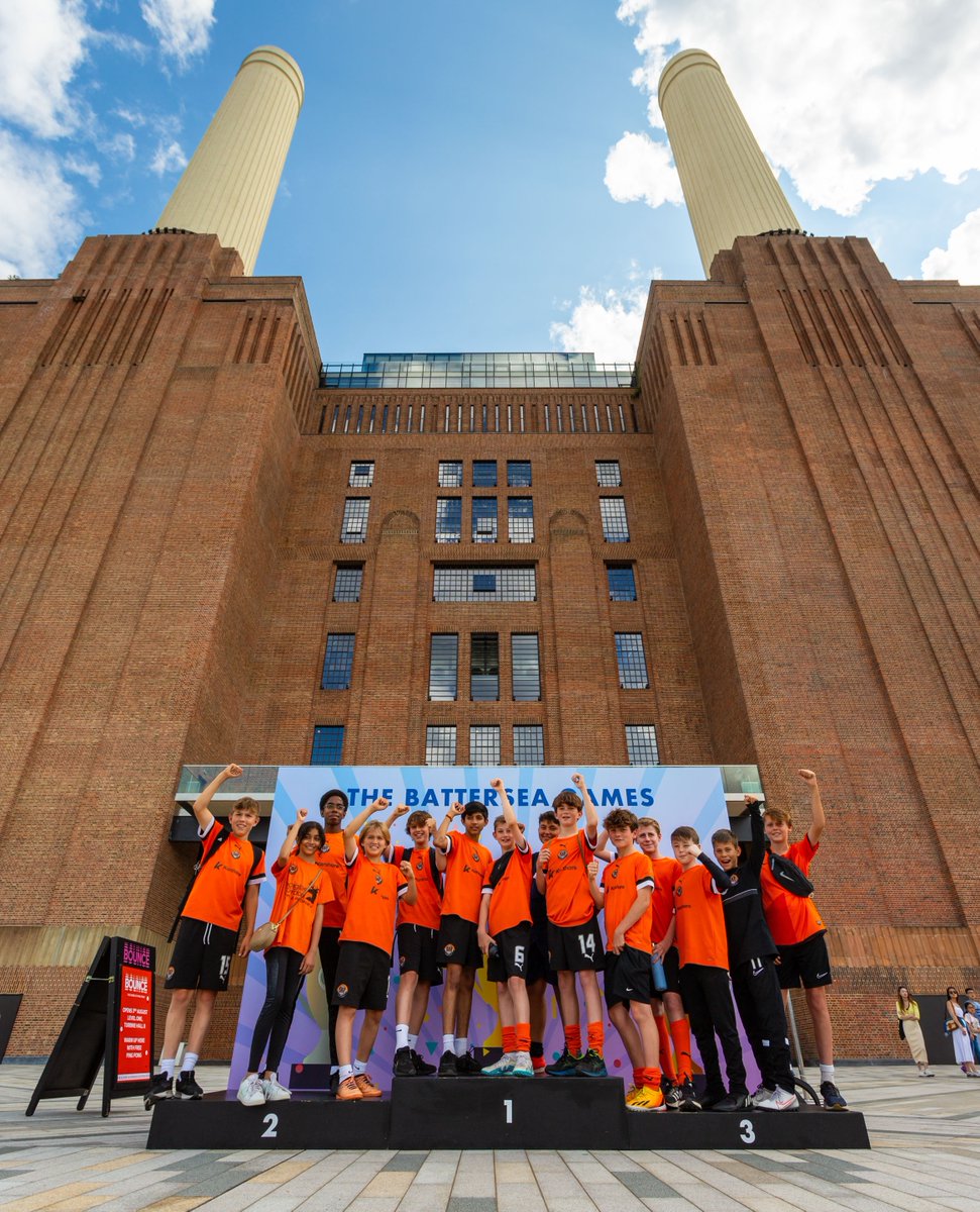 BatterseaPwrStn's tweet photo. Let’s go @FCBattersea! Our local football team visited The Battersea Games last week and were the very first to try our brand new basketball court. The young team also tried a HIIT session with BMF Urban Battersea and more 🧡

#BatterseaPowerStation #FCBattersea https://t.co/OXrDQhayoz