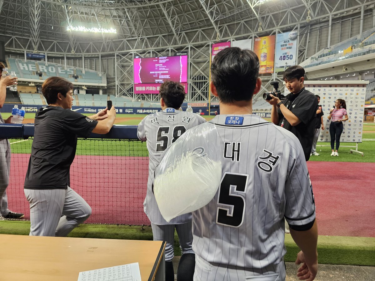 19연패 끊은 장시환 선수 인터뷰를 지켜보며 아이싱용 얼음을 한 봉지 들고 온 윤대경.
그와중에 "이건 너무 심해요?"라고 묻는, 착한 심성 어디 안 가는 선수.
"19연패인데 이 정도가 어때서요"라고 하니 그제서야 "그쵸?"라며 환한 표정으로 대기 중.