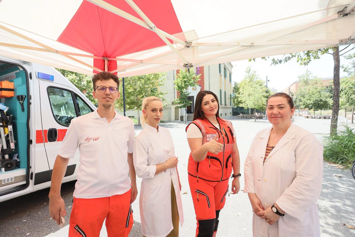 🚑👩🏻‍⚕️☀️🌡️Mbi 4 mijë qytetarë kanë marrë shërbim në 9️⃣ Njësitë e Lëvizshme të Asistencës Mjekësore në terren, gjatë këtyre ditëve të të nxehtit ekstrem, falë punës së palodhur të stafeve tona mjekësore, në bashkëpunim me Njësinë Mjekësore të Ushtrisë.

#ShëndetësiaNëGatishmëri 🚨