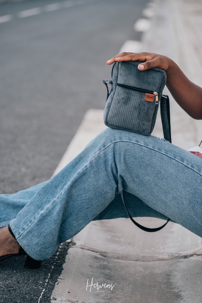 DesignsHervens's tweet photo. Découvrez l'accessoire tendance, notre petit sac bandoulière en velours doux. 
Disponible dans différentes couleurs éblouissantes et vous  offre un espace suffisant pour vos essentiels. ✨ https://t.co/KyyZ6hpFVS