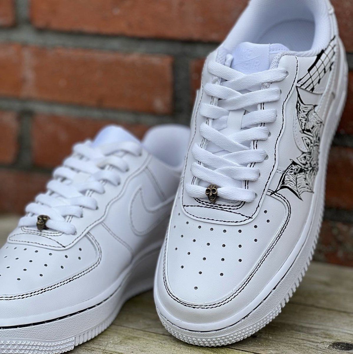 Natasjacustoms's tweet photo. Fijne lijnen en weinig kleur 🖤

#Sneakerart #sneakerartist #customnike #Efteling #spookslot  #handgeschilderd #customsneakers https://t.co/VgSyqlRCme