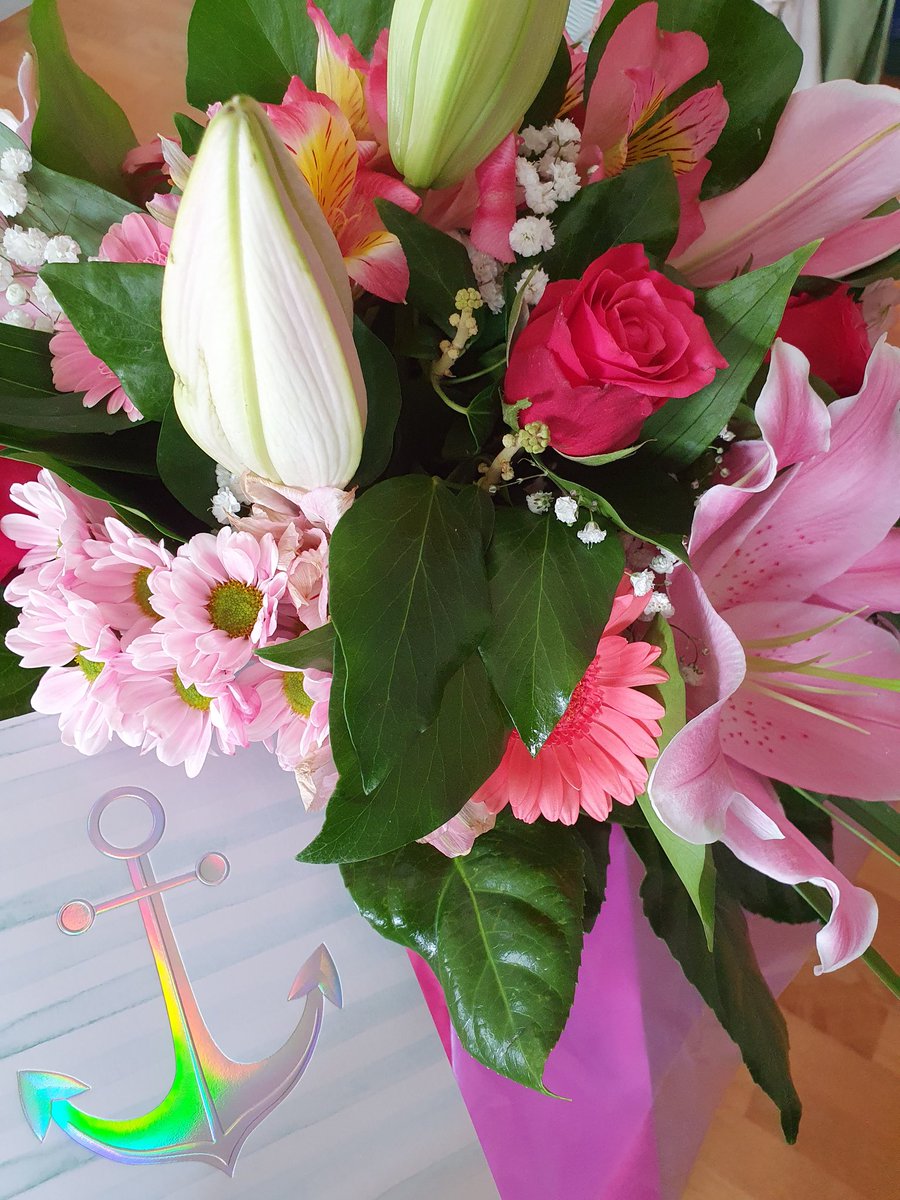 bischmi's tweet image. Wieder ein Abschied im Gemeindebüro. Eine Gemeindesekretärin, die sich selbst vertritt, hat man ja auch nicht oft.  Die Karte drückt den Wunsch aus, sie möge in der Gemeinde auch weiterhin verankert bleiben. Und ein paar Menschen haben noch für einen Kinogutschein zusammengelegt.