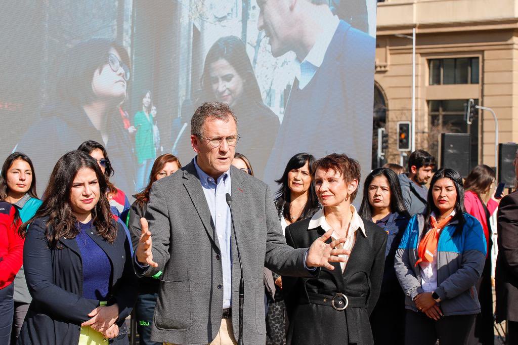 Cuando llegamos al Gobierno el Pdte <a href="/GabrielBoric/">Gabriel Boric Font</a> nos encargó mejorar la calidad de vida de todas/os.
Sabemos que el acoso en el transporte público es un problema q aqueja principalmente a las mujeres, limitando sus movimiento y oportunidades. Y ante eso, tomamos medidas.

(1/2)