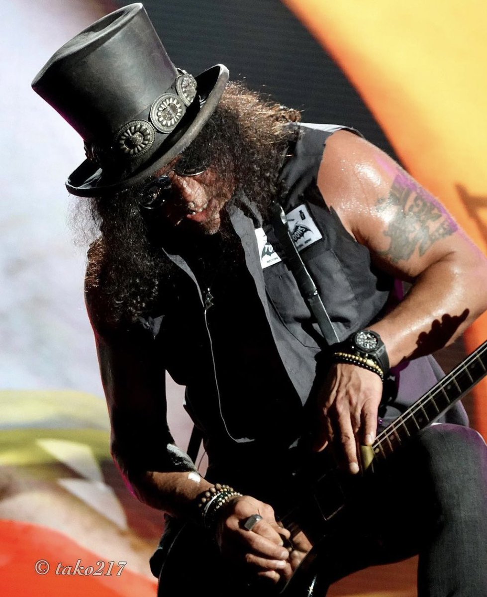 SlashArmyAUT's tweet photo. A couple more photos from Athen. @Slash and the Travis Bean. And @axlrose of course😎😁🤘🎩
Photos: @tako217 
#gunsnroses #axlrose #slash #athen #badobsession #travisbean https://t.co/h3IJxi0REt